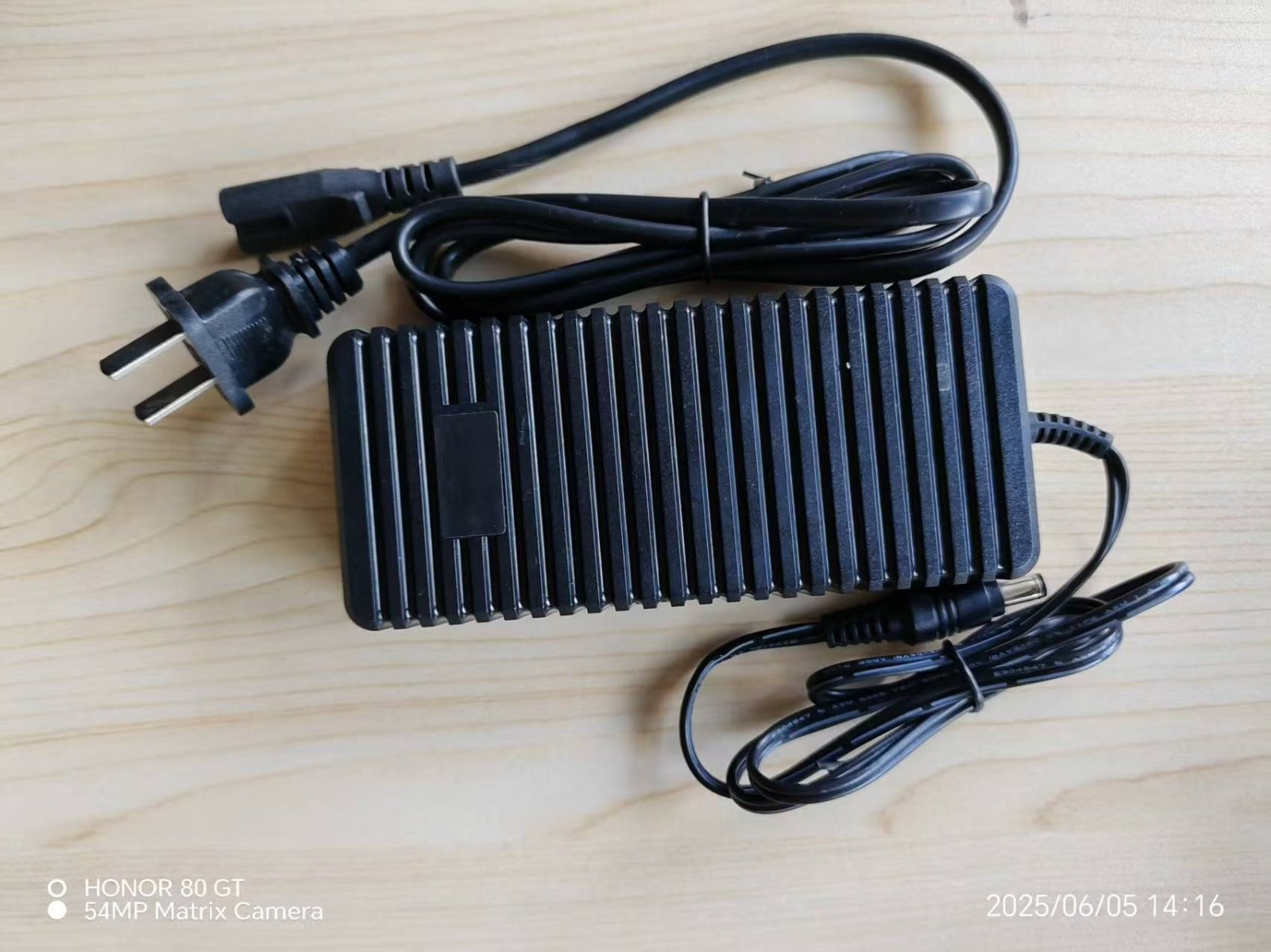 Throw 2U - Power adapter Throw 2U - Power adapter
